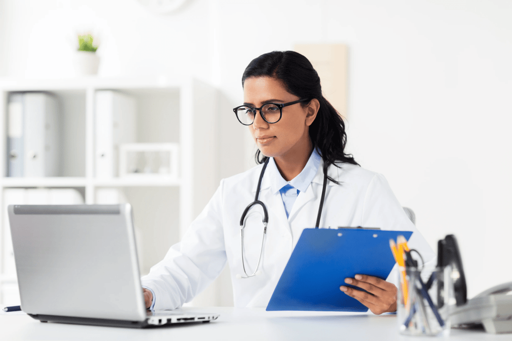 doctor-with-laptop-and-clipboard-at-hospital-P6YGBET 