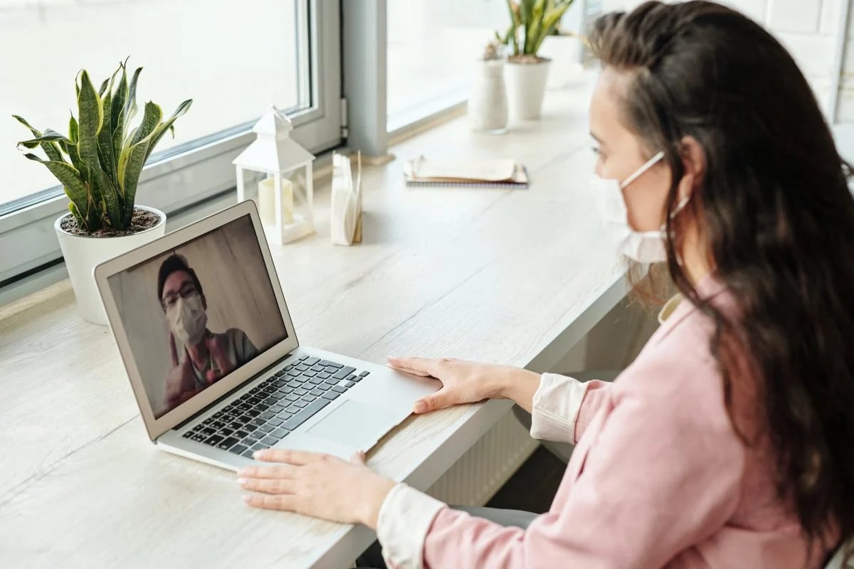 women-wearing-mask-on-computer_SS_website